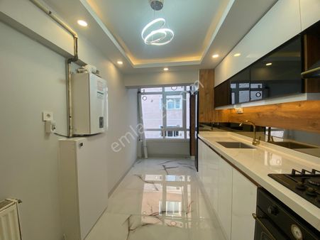 Koza Emlak'tan Mareşal Çakmak Mahalesinde Ara Katta Lüxx Yapılı Bağımsız 3+1 Satılık Daire