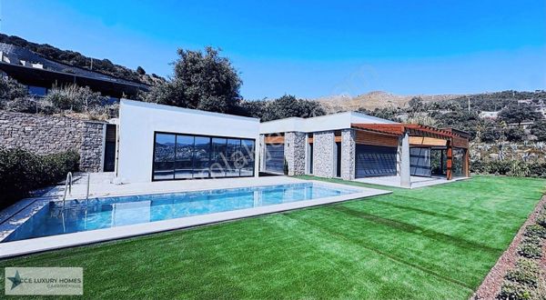 Gümüşlükte Deniz Manzaralı, 1 Dönüm Arsa Üzerinde Site İçi Villa