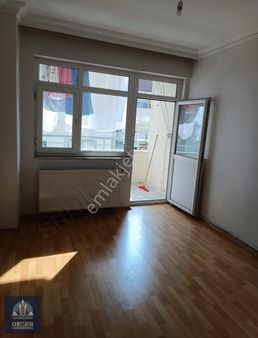 Sultangazi Mükemmel Konum 130mt 22 Yaşında 3+1 3 Kat Daire