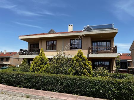 Seçkinev Konaklarında Satılık 6+2 Villa