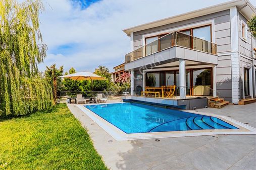 Dragos'ta Kesintisiz Adalar Manzaralı, Özel Havuzlu Lüks Villa
