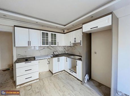 Çözüm Emlak'tan İstasyon Civarı Caddeye Yakın 2+1 Kiralık Daire