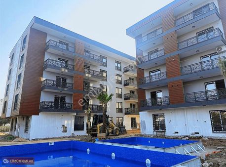 Çözüm Emlak'tan Site İçinde Havuz Cepheli Sıfır 1+1 Arakat Daire