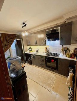 Çözüm Emlak'tan 3+1 Ara Kat Kapalı Mutfaklı Geniş Satılık Daire