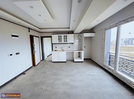 Çözüm Emlak'tan 2+1 Ara Kat Önü Açık Otoparklı Satılık Daire