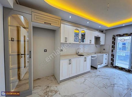 Çözüm Emlak'tan Kapalı Mutfak Karanlıksız 2+1 Ara Kat Lüks Daire