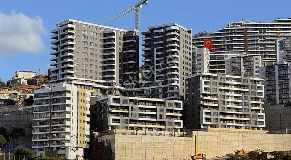 Narlıdere'de İzmir 35 Evleri Deniz Manzaralı 3+1 Satılık Daire