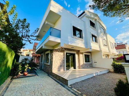 Yükselden Akçay'da Denize 20 Adım Satılık Ultra Lüx Tasarım 4+1 Villa