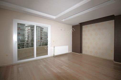 Retro’dan Üniversite Caddesinde Site İçi Geniş B.mutfak Kiralık 3+1