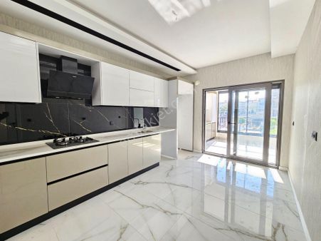 Esenler Mahallesi’nde Cadde Üzeri İşyapar Gayrimenkul’den Site İçerisinde 3+1 Lüx Geniş Daire