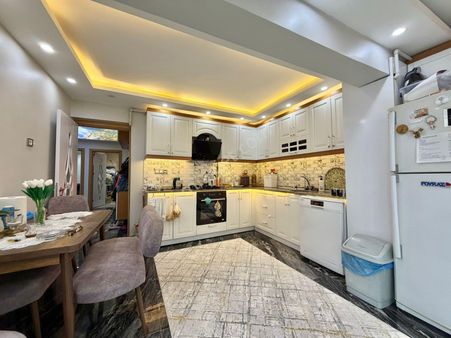 Alaybey Mahallesinde Geniş Bahçeli 4+1 Lüks Daire Fırsatı