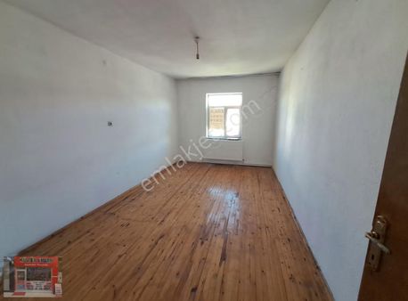 Pazar Yeri Yanında Kiralık 3+1 Daire