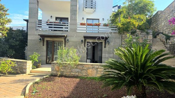 Bodrum Eskiçeşme Nezih Sitede Eşyalı Kiralık Bahçe Katı Daire