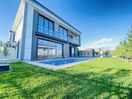 Tuğradan Önerler'de Müstakil Havuzlu 4+1 Lüx Satılık Villa