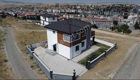 Şehir Manzaralı Jakuzili Satılık 4+1 Villa