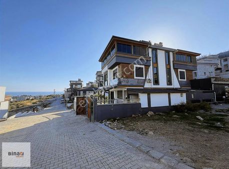 Doğanbey'de Deniz Manzaralı Havuzlu Villa