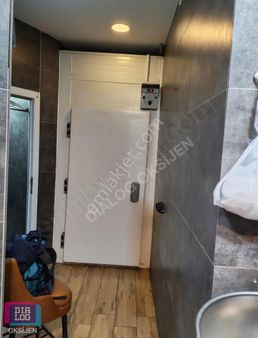 Karşıyaka Elit Sitesinde Cadde Üstü Köşe Konumda Lüks Dükkan