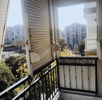 Karşıyaka Yalı Mahallesinde Kiralık Ara Kat, Köşe 3+1 Daire