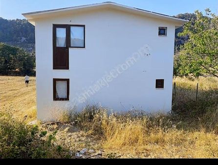 Muğla Menteşe Kuyucak Satılık İcersinde Evi Olan Tarla !