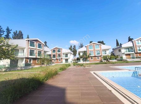 Cool"dan Denize Yürüme Mesafesinde Havuzlu Sitede Köşe Konumlu Villa