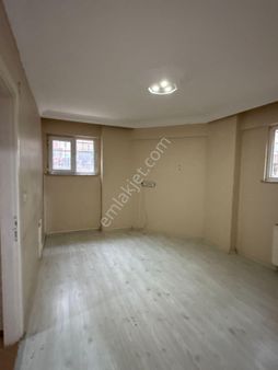 Yenibosna Merkez Camiisine Yakın Kiralık 70 M2 2+1 Bahçe Kat Daire