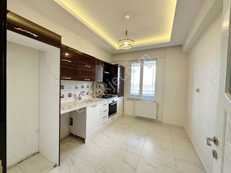 Beykent'te Açık Cepheli Bakımlı Geniş Balkonlu 2+1 Daire