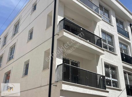 Pi Emlak'tan Şirintepe'de Arakat Özel Garajlı Katta Tek Daire