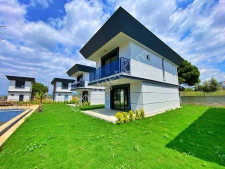 Kuşadası’nda Denize Yakın Havuzlu Tek Müstakil Satılık Villa
