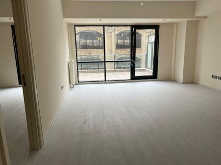 Kiptaş Venezia Mega Kiralık Boş Avm Nnzr. 123 M2 Teraslı 1+1 Daire