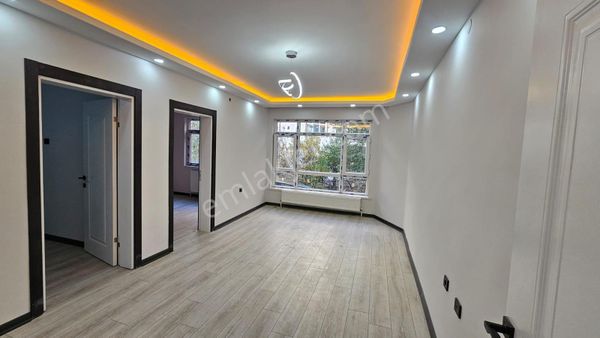 Ertuğrul Gazi Mahallesi Ara Kat Lüks Yapılı Metroya Yürüme Mesafesinde