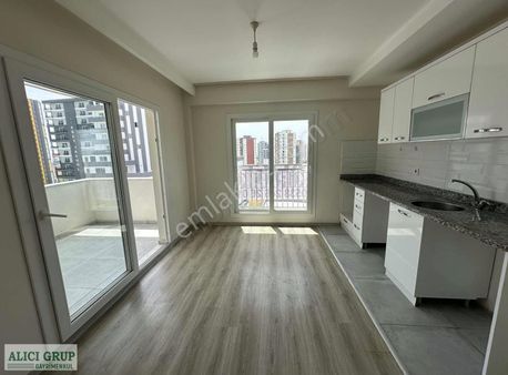 #stad Karşısı Cadde Üstü Az Katlı Binada Satılık 1+1 Daire