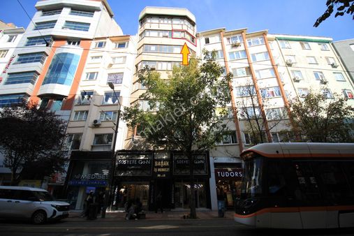 Esgyo'dan Doktorlar Cad. Üzerinde, Ön Cephe , Ara Kat Ofis-işyeri