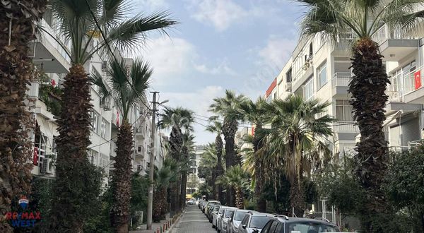 Karşıyaka Aksoy Palmiye Sokak Satılık Tadilatlı 3+1 Daire