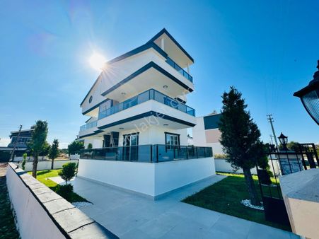 Villacı Onur'dan Altınkumda Satılık. 4+1 Müstakil Bahçeli Villa