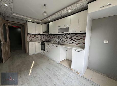 Zeki Emlak'tan Muradiye İstasyon Civ Kiralık 3+1 Ara Kat Daire