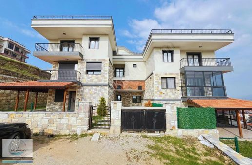 Foça Kazım Dirik Mh. Bahçeli Geniş Verandalı Dubleks 2+1 Daire