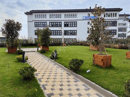 Yenidoğan Cadde Üzeri Sitede Kiralık Sıfır 2+1 Ara Kat Daire