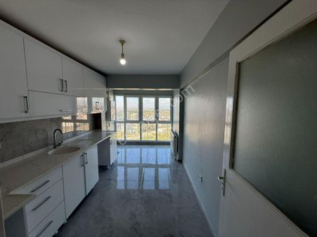 Çiğli Evka-5'te Kiralık 3+1 Tadilatlı Daire