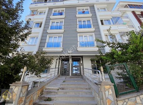 Bağcılar'da Cadde Yakını 3+1 Ful Yapılı Ara Kat Satılık Daire