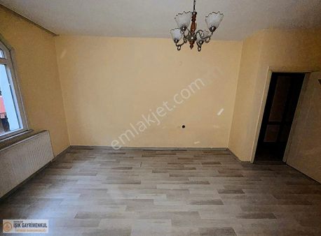Işık Emlak'tan 1.kat Kiralık 1+1 Geniş Ferah Daire Çift Balkon