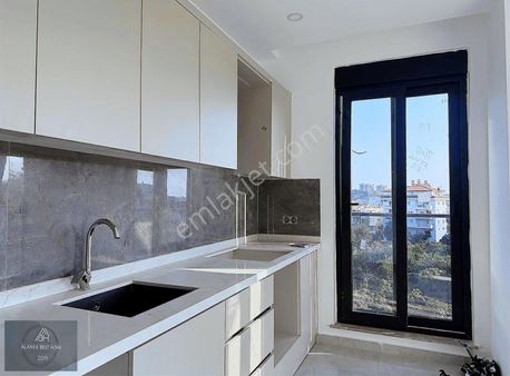 Oba'da Eski Belediye Mevki Ara Kat Havuzlu Lüx 2+1 90 M2 Daire