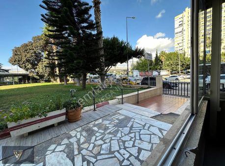 Araç Ve İnsan Trafiğinin En Yoğun Olduğu Bölgede Cafe&restorant