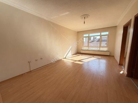 Sezgin Caddesin'de 3+1 Orta Kat Güney Cephe Ful Yapılı Emsalsiz