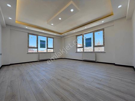 Emek Mah. Shell Petrol Arkası Özel Garajlı 3+1 145m2 Daire