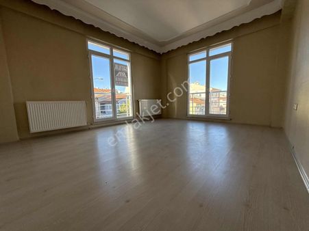 Emek Mah. Ertaş Caddesi Dibi 2+1 100m2 Daire