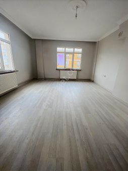 Reşadiye'de Cadde Üstü Güney Cephe Masrafsız 2+1 Daire!