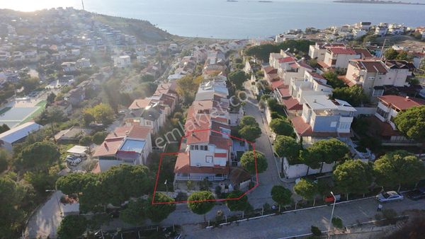 Seferihisar Akarca'da Site İçerisinde Müstakil Bahçeli Köşe Konumda 6+1 Tripleks Villa