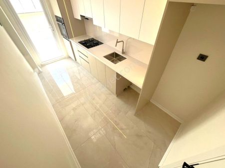 Akçay Merkez'de Aygül Farkıyla Denize Çok Yakın Modern Dizaynı İle İçi Full Yapılı 2+1 Satılık Daire