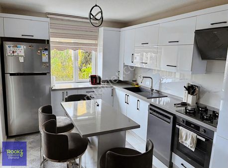 Karşıyaka Oyak Yamaçevleri Sitesinde Satılık 3+1 Daire