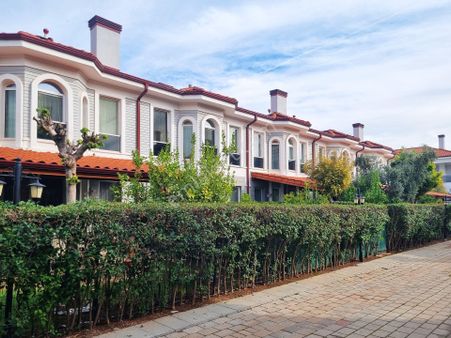 Gökhan Üçgün'den Panorama Villaları'nda Dubleks Rowhouse Villa